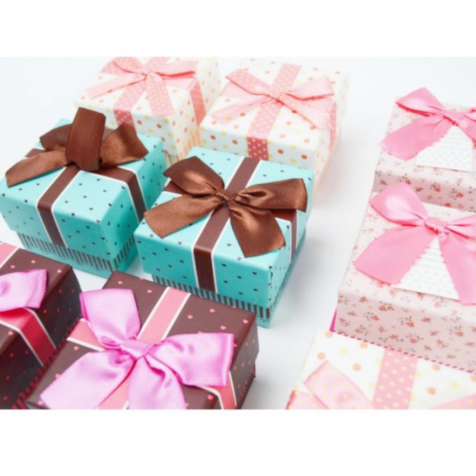 Logotipo personalizado de bajo MOQ Hermoso regalo de fiesta Papel de cartón Caja de joyas con recubrimiento UV 6